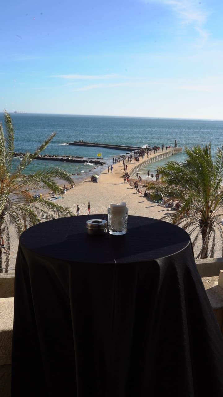 Cérémonie de mariage de luxe au coucher du soleil face à l’Atlantique au Portugal.