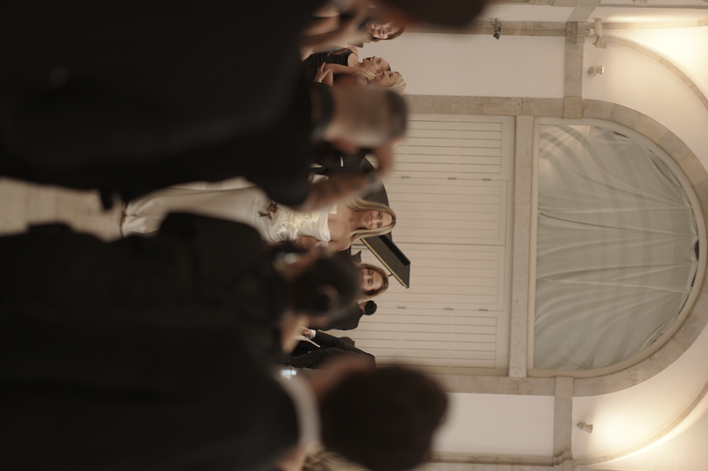 Hochzeitsplaner und Paare besprechen Details an einer portugiesischen Location - Zusammenarbeit verbessert die fotografische und filmische Begleitung am Tag
