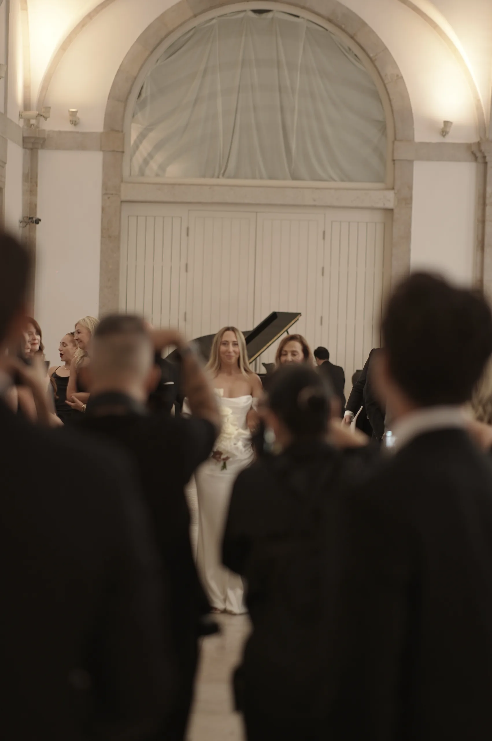 Casal se beijando em um castelo em Portugal — editorial wedding detail